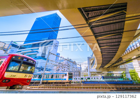 日本の横浜都市景観3電車揃い踏み…横浜駅やJR横浜タワー、電車などを望む 129117362