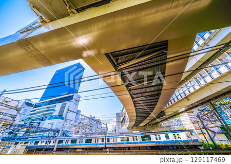 日本の横浜都市景観　横浜駅やJR横浜タワー、電車などを望む 129117469