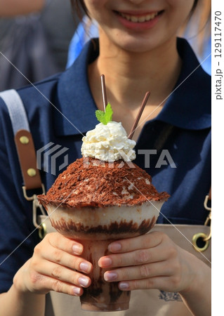 新作のかき氷　チョコパウダーのかかった大きなかき氷 129117470
