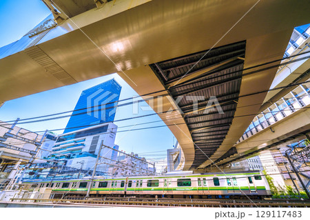 日本の横浜都市景観　横浜駅やJR横浜タワー、電車などを望む 129117483