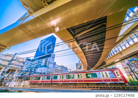 日本の横浜都市景観 横浜駅やJR横浜タワー、電車などを望む 日本の横浜都市景観 横浜駅やJR横浜タワー、電車などを望む 129117498