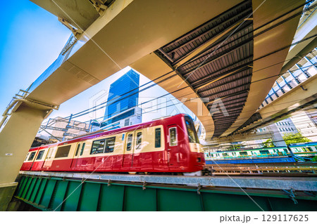 日本の横浜都市景観　横浜駅やJR横浜タワー、電車などを望む 129117625