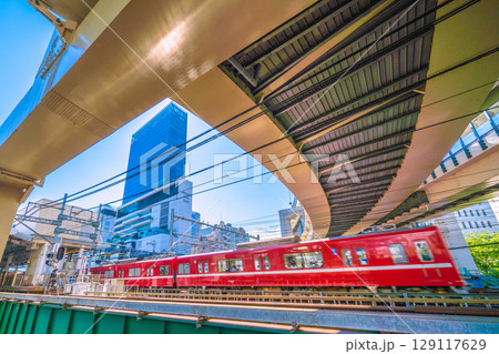 日本の横浜都市景観 横浜駅やJR横浜タワー、電車などを望む 日本の横浜都市景観 横浜駅やJR横浜タワー、電車などを望む 129117629