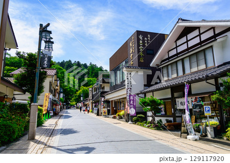 高尾山　清滝駅前広場への参道　商店街 129117920