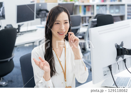 オフィスカジュアルの若い女性オペレーター 129118082