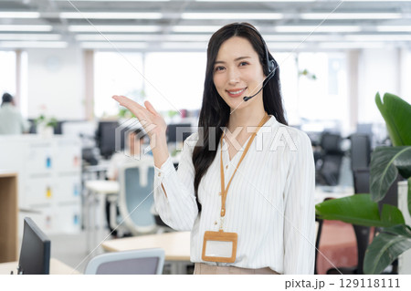 オフィスカジュアルの若い女性オペレーター 129118111