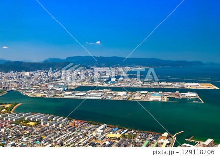 【香川県】屋島山頂「やしまーる展望台」から見た高松市街地の風景（日本観光地100選） 129118206