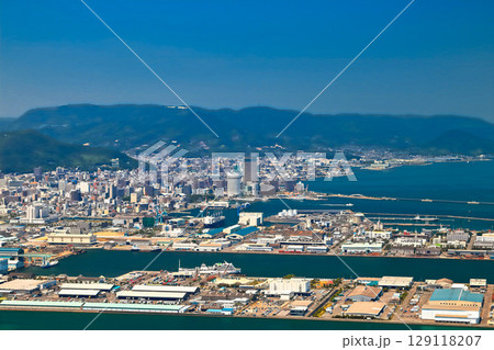 【香川県】屋島山頂「やしまーる展望台」から見た高松市街地の風景(日本観光地100選) 【香川県】屋島山頂「やしまーる展望台」から見た高松市街地の風景(日本観光地100選) 129118207