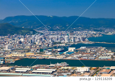 【香川県】屋島山頂「やしまーる展望台」から見た高松市街地の風景（日本観光地100選） 129118209