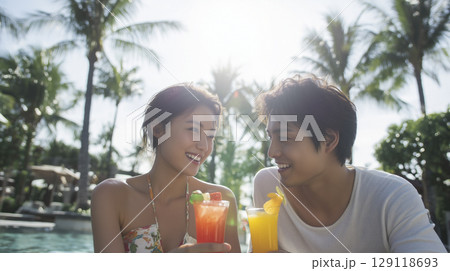 夏のビーチリゾート　見つめ合う男女2人 129118693