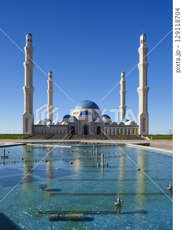 カザフスタン・アスタナ～青空に映えるグランドモスク / Astana Grand Mosque 129118704