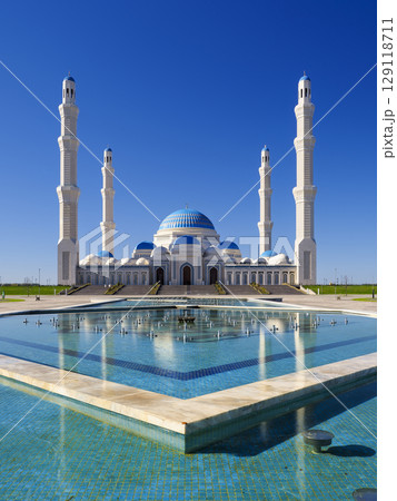 カザフスタン・アスタナ～青空に映えるグランドモスク / Astana Grand Mosque 129118711