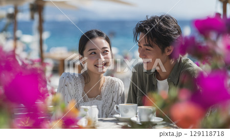夏のビーチリゾート　カフェテラスで楽しんでいる男女 129118718