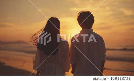 夕暮れのビーチで並んで過ごす 129118721