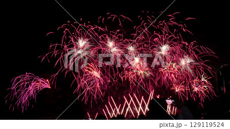 花火 キラキラ輝くもの 線香花火 129119524