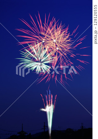 夜空に咲く花火  129120555