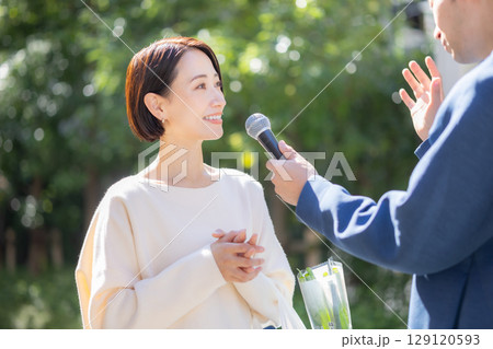 インタビューを受ける女性 129120593