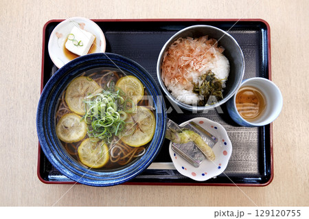 島根県 美都町の名物理メニュー ゆず蕎麦セット（わさび飯付き） 129120755