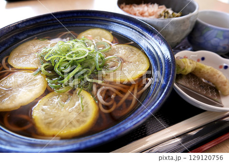 島根県 美都町の名物理メニュー ゆず蕎麦セット（わさび飯付き） 129120756