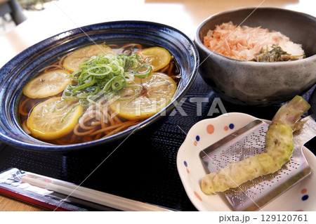 島根県 美都町の名物理メニュー ゆず蕎麦セット(わさび飯付き) 島根県 美都町の名物理メニュー ゆず蕎麦セット(わさび飯付き) 129120761