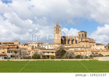 Townscape of Sineu with parish church Nuestra Senyora de los Angeles, also Santa Maria Church or church of St Mary, Mallorca, Balearic Islands, Spain 129121137