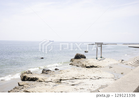 海岸沿いの鳥居 海岸沿いの鳥居 129121336