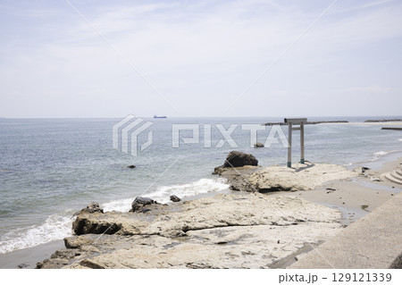 海岸沿いの鳥居 海岸沿いの鳥居 129121339