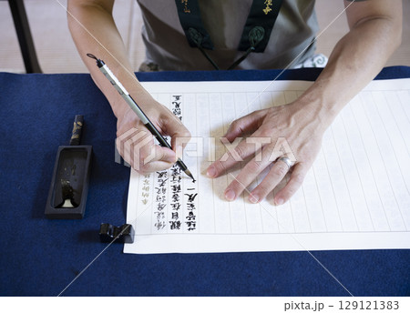 お寺で写経体験をする男性 お寺で写経体験をする男性 129121383
