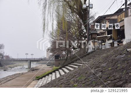 日本の岐阜県の高山市　中心部を流れる宮川と観光名所の宮川朝市　特産品を販売する露店や商店街 129121995