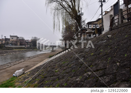 日本の岐阜県の高山市 中心部を流れる宮川と観光名所の宮川朝市 特産品を販売する露店や商店街 日本の岐阜県の高山市 中心部を流れる宮川と観光名所の宮川朝市 特産品を販売する露店や商店街 129122000