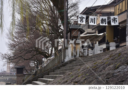 日本の岐阜県の高山市　中心部を流れる宮川と観光名所の宮川朝市　特産品を販売する露店や商店街 129122010
