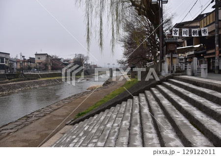 日本の岐阜県の高山市　中心部を流れる宮川と観光名所の宮川朝市　特産品を販売する露店や商店街 129122011