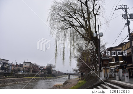 日本の岐阜県の高山市　中心部を流れる宮川と観光名所の宮川朝市　特産品を販売する露店や商店街 129122016
