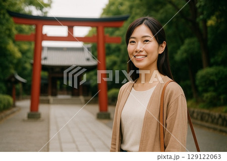 神社仏閣を散策する女性 – Young Japanese woman visiting a Japa 129122063