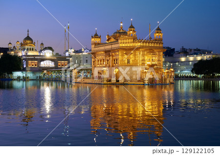 アムリトサルにあるシク教の聖地、夜のハリマンディル・サーヒブ 129122105