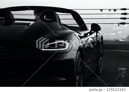 ツヤツヤの黒いオープンカー 129122162