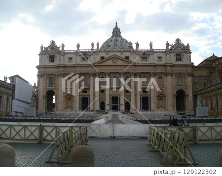イタリア　ヴァチカンのサンピエトロ寺院の建物 129122302