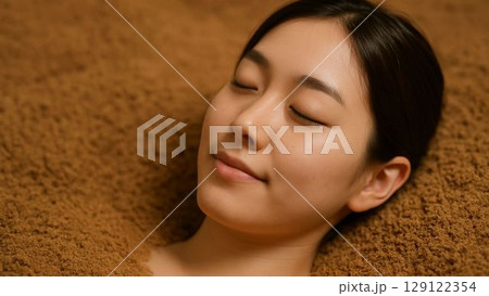 酵素風呂でくつろぐ女性 129122354