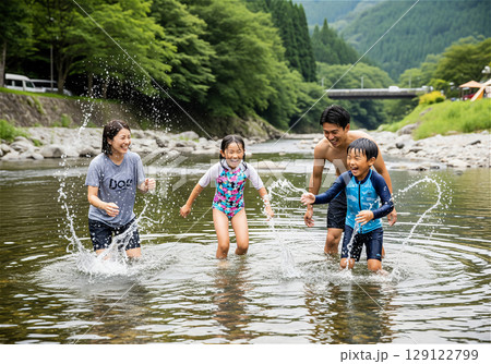 夏のアウトドアを満喫する家族｜笑顔と自然の思い出 129122799