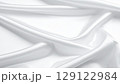 自然なドレープが美しい白い布のクローズアップ 129122984