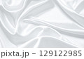 上品な光沢が魅力のホワイトサテン生地テクスチャ 129122985