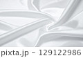 なめらかに波打つ白いシルクの質感背景 129122986