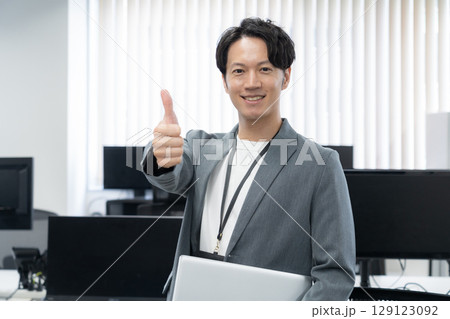 オフィスカジュアルの若い男性エンジニア 129123092