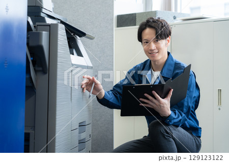 オフィスで仕事をする若い男性エンジニア オフィスで仕事をする若い男性エンジニア 129123122