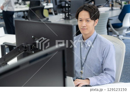 オフィスで仕事をする若い男性エンジニア オフィスで仕事をする若い男性エンジニア 129123150