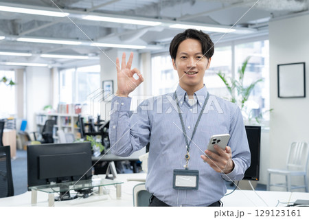 オフィスで仕事をする若い男性エンジニア 129123161