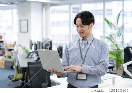 オフィスで仕事をする若い男性エンジニア オフィスで仕事をする若い男性エンジニア 129123162