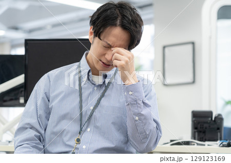 オフィスで仕事をする若い男性エンジニア 129123169