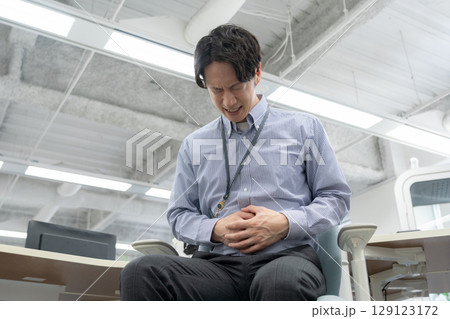 オフィスで仕事をする若い男性エンジニア 129123172