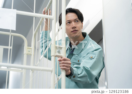 倉庫で荷物を運ぶ若い男性作業員 129123186